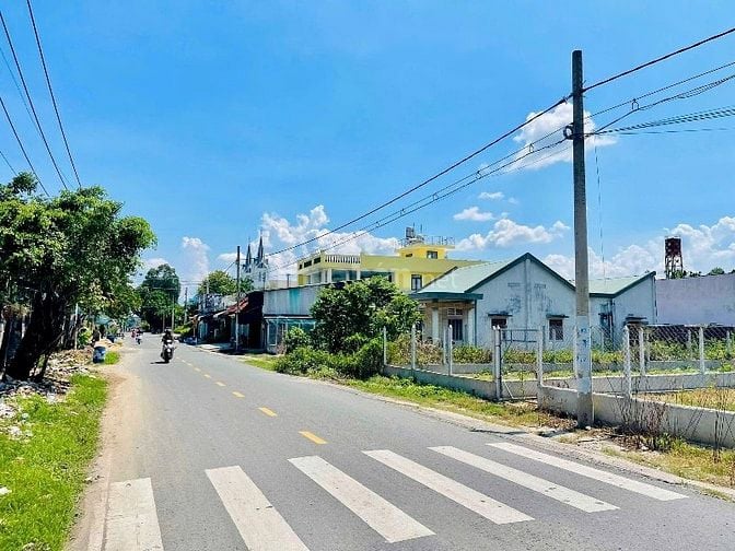 Lô đất 2 MT đường giá ngộp. 725tr/180m2 sẵn thổ cư, shr, sang tên ngay
