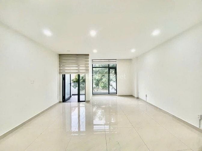 CHO THUÊ NHÀ MẶT TIỀN 92B NGUYỄN TRÃI, PHƯỜNG BẾN THÀNH, QUẬN 1