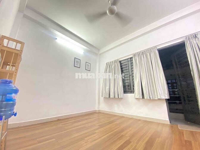 Phòng ban công, lối đi riêng, gần CV Làng Hoa, chợ Thạch Đà