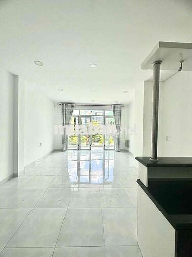 Nhà mới sân rộng thoáng sáng 5 phòng ngủ máy lạnh