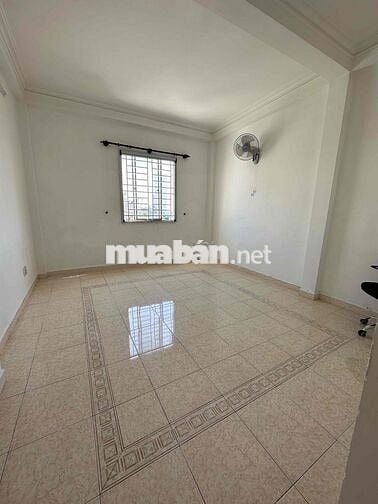 phòng 24m2 cửa sổ trực tiếp máy lạnh !!!