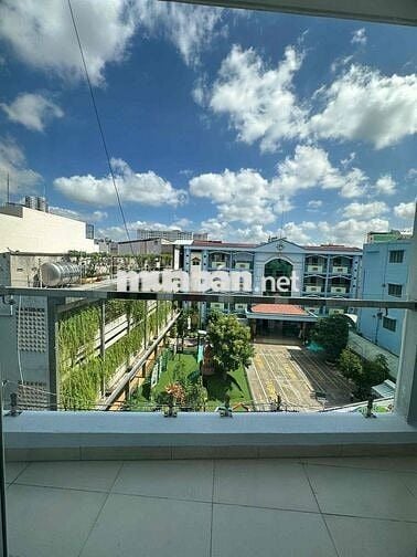 Nhà mới sân rộng thoáng sáng 5 phòng ngủ máy lạnh