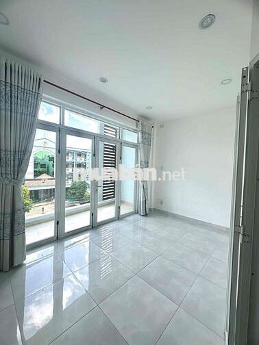 Nhà mới sân rộng thoáng sáng 5 phòng ngủ máy lạnh