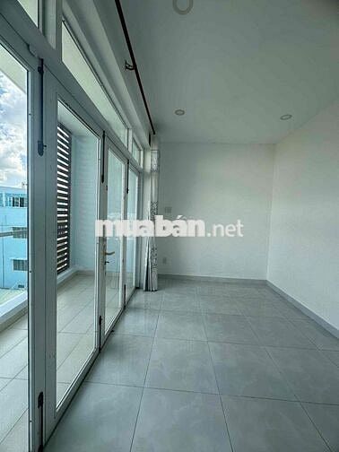 Nhà mới sân rộng thoáng sáng 5 phòng ngủ máy lạnh