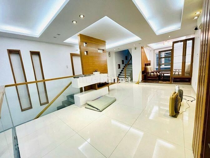 Cho thuê nhà mới đẹp 666B Đường 3/2, phường 10, quận 10.