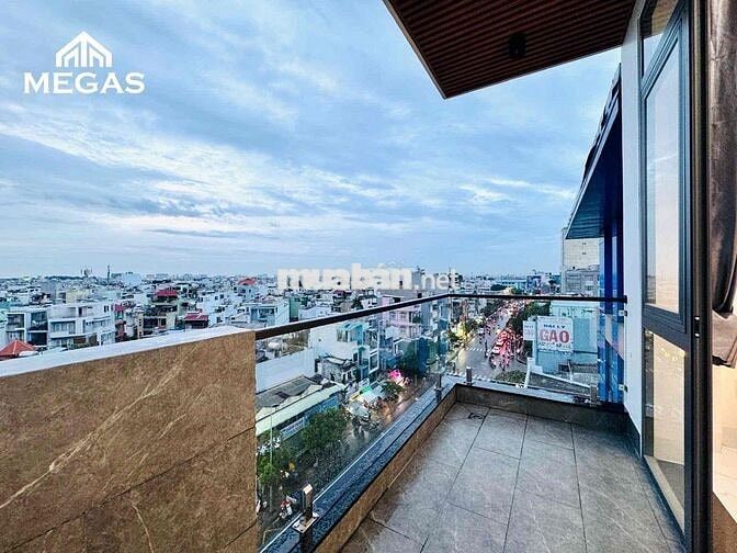 Studio ban công rộng rãi 🏙, ánh sáng tự nhiên, có bếp riêng.