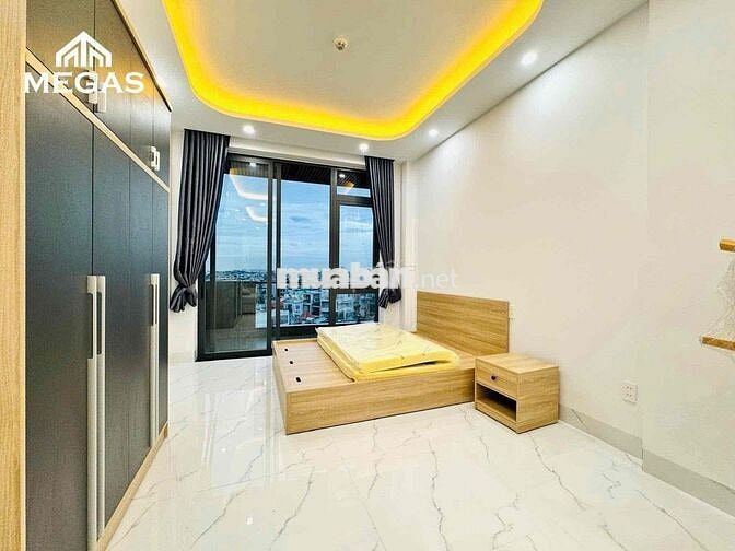 Studio ban công rộng rãi 🏙, ánh sáng tự nhiên, có bếp riêng.