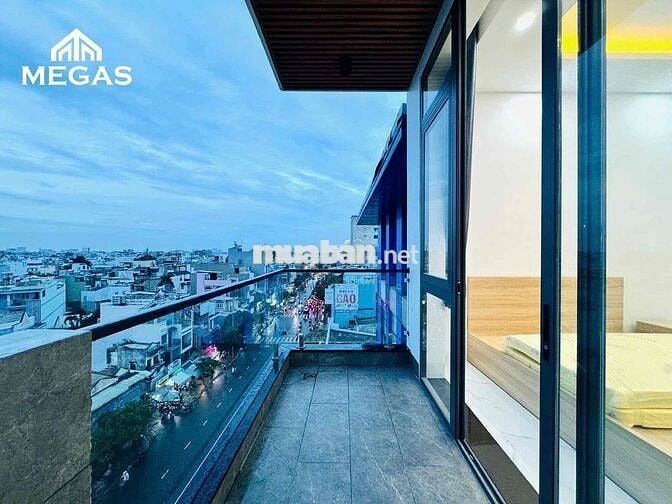 Studio ban công rộng rãi 🏙, ánh sáng tự nhiên, có bếp riêng.