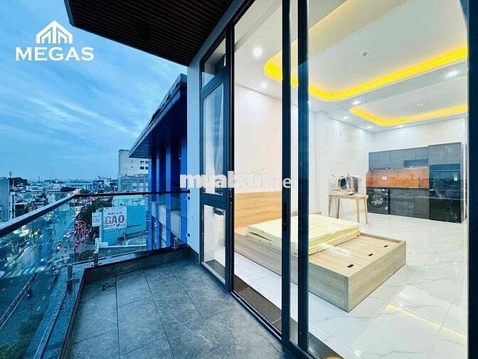 Studio ban công rộng rãi 🏙, ánh sáng tự nhiên, có bếp riêng.