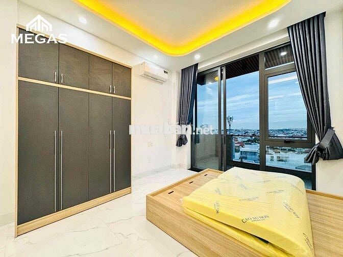 Studio ban công rộng rãi 🏙, ánh sáng tự nhiên, có bếp riêng.