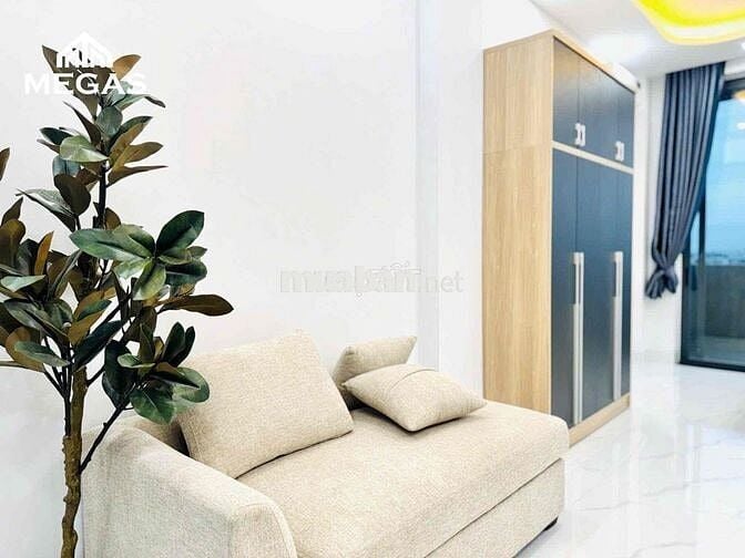 Studio ban công rộng rãi 🏙, ánh sáng tự nhiên, có bếp riêng.