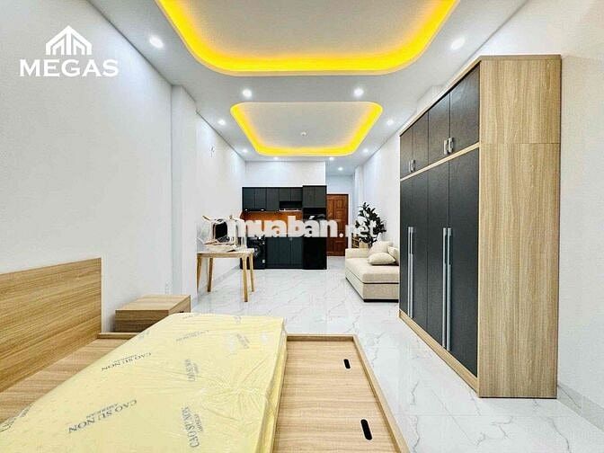 Studio ban công rộng rãi 🏙, ánh sáng tự nhiên, có bếp riêng.