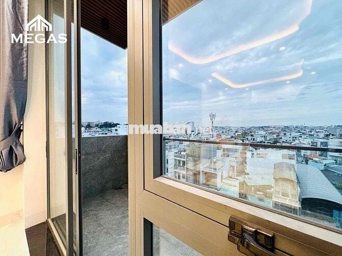 Studio ban công rộng rãi 🏙, ánh sáng tự nhiên, có bếp riêng.