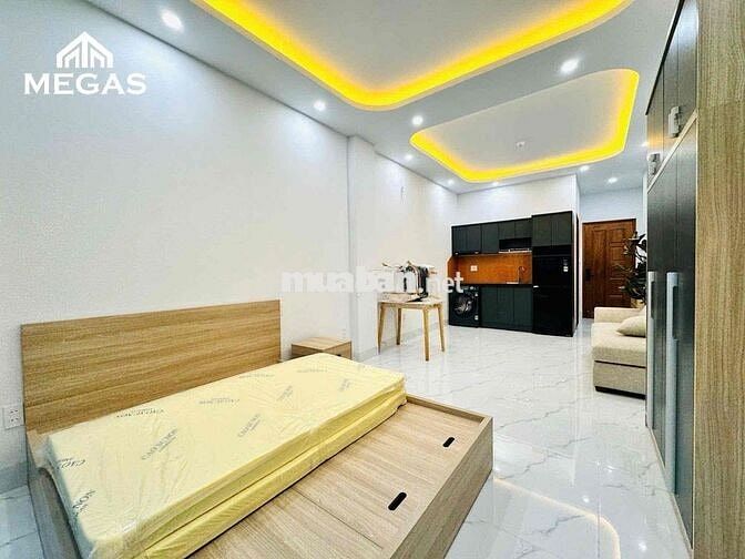 Studio ban công rộng rãi 🏙, ánh sáng tự nhiên, có bếp riêng.