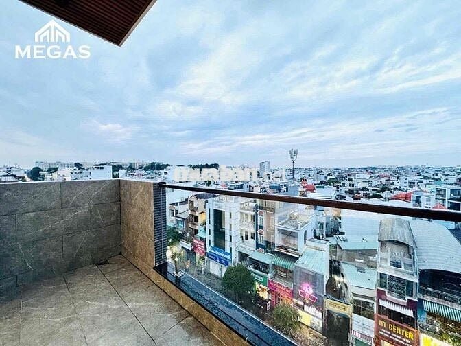 Studio ban công rộng rãi 🏙, ánh sáng tự nhiên, có bếp riêng.