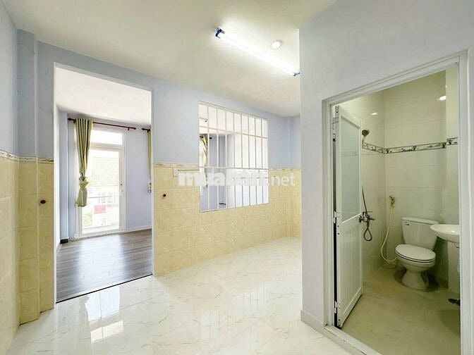 Phòng cho thuê tách bếp ban công gần Bến xe Quận 8