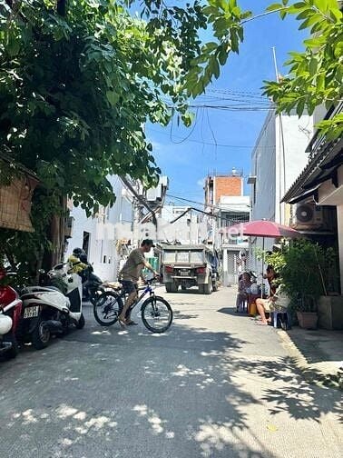 BÁN ĐẤT TẶNG NHÀ. GẦN HVCB 109M2 (6x18 VUÔNG). LÔ GÓC 3 MẶT. HXH THÔNG