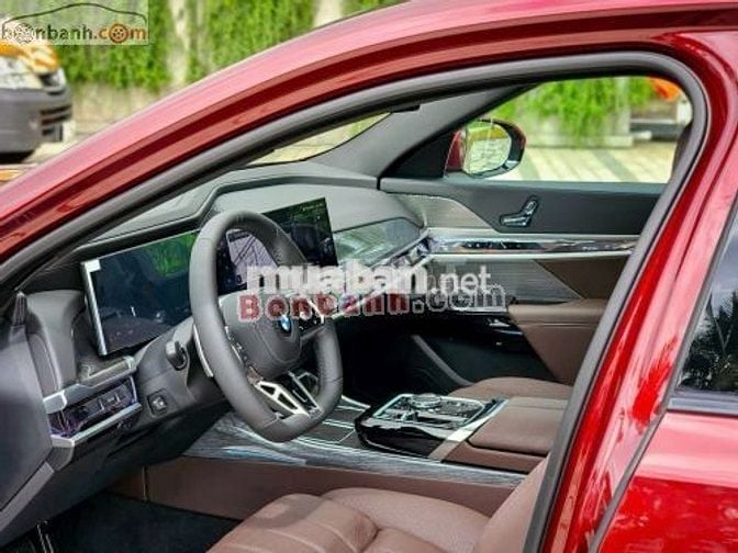 BMW 7 Series 735i 2025