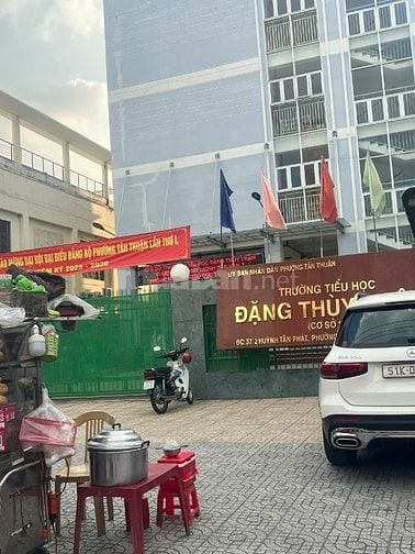 mặt tiền Huỳnh Tấn Phát, đoạn nằm giữa KCX và đường Bùi Văn Ba