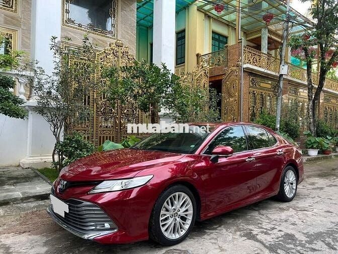 Toyota Camry 2.5Q 2020 đỏ kem