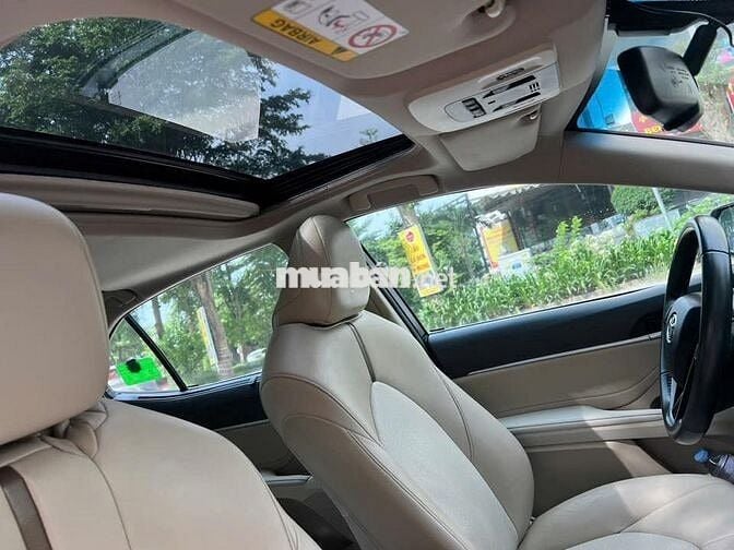 Toyota Camry 2.5Q 2020 đỏ kem