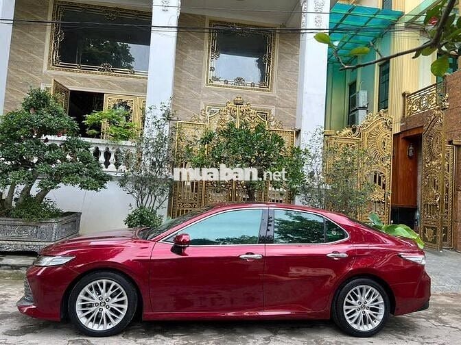 Toyota Camry 2.5Q 2020 đỏ kem