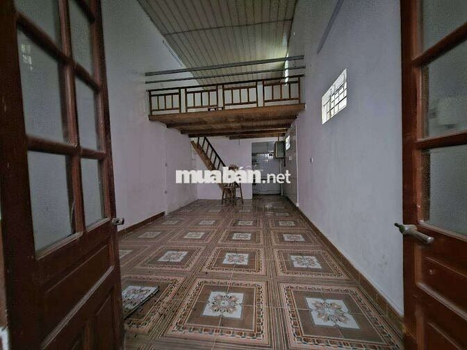 Bán đất, tặng nhà cấp 4, Phố Văn La, cách ô tô đỗ 10m, lô gócngõ nông,