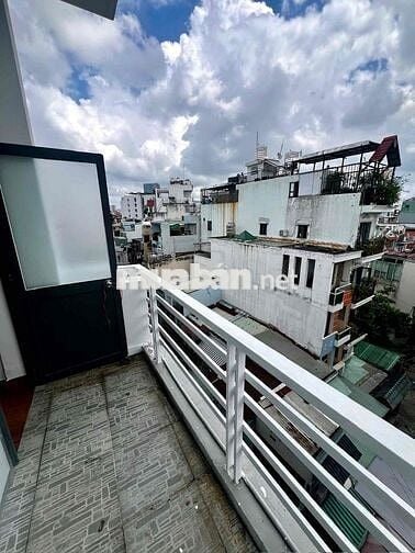 1PN tách bếp, ban công rộng hơn 50m2 có nhận xe điện, đậu xe hơi free