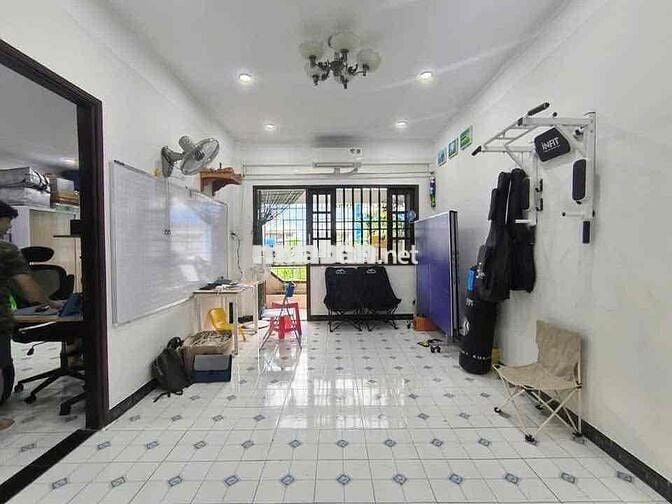 căn hộ 70- m2- cặp bên chợ hoàng hoa thám.