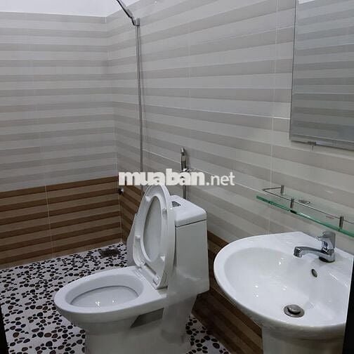 NHÀ CẤP 4 MẶT TIỀN PHẠM VĂN ĐỒNG, 90M² NGANG 4,5M NỞ HẬU - 15 TR/THÁNG