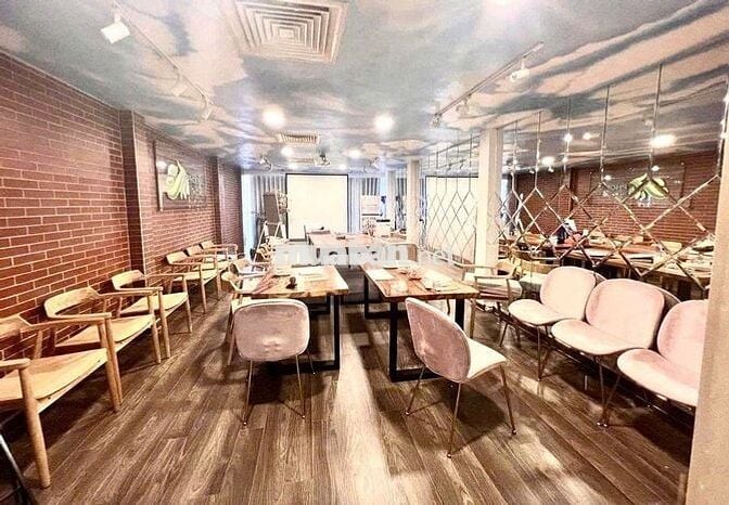 CHO THUÊ NHÀ MẶT TIỀN VŨ HUY TẤN – CÓ THANG MÁY – TRỐNG SUỐT