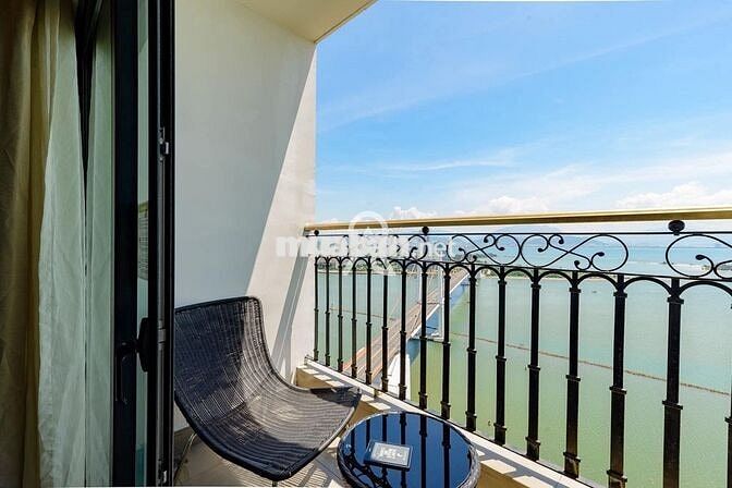 Cho Thuê Căn Hộ Goldenbay , 2 phòng ngủ , NT cao cấp , hồ bơi vô cực.
