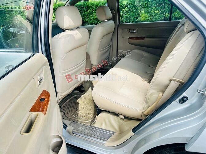Toyota Fortuner 2.7V 4x4 AT 2009 màu bạc
