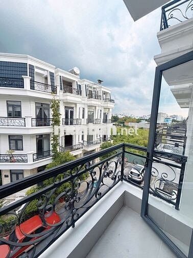 Hết tháng 8 về lại 4.700.00. Nhanh tay thì còn, chậm tay thì hết phòng