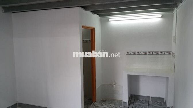 Phòng trọ bình dân 12 m2 có gác lửng, cách chợ Vườn Lài 150m