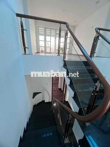 Nhà gần sân bay, diện tích sd 225m2, đường Bạch Đằng, 6pn