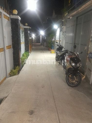 Nhà 1 tr+ 2 lầu+  gác lửng+  sân thượng 4 pn ,4 wc hẻm thoáng rông đẹp
