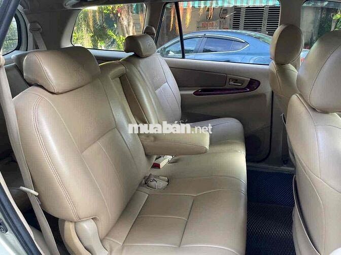 Toyota Innova 2006 G - 1212 km