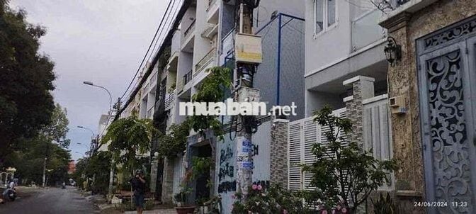 Cho thuê nhà nguyên căn đường 30 KDC TÊN LỬA đối diện CV giá 19tr