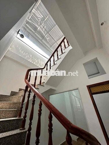 nhà đẹp 2pn 2wc 1 lầu có sân thượng gần chợ hiệp bình