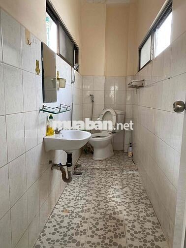 Chính chủ cho thuê nguyên tầng 3. Nhà đẹp giá rẻ.