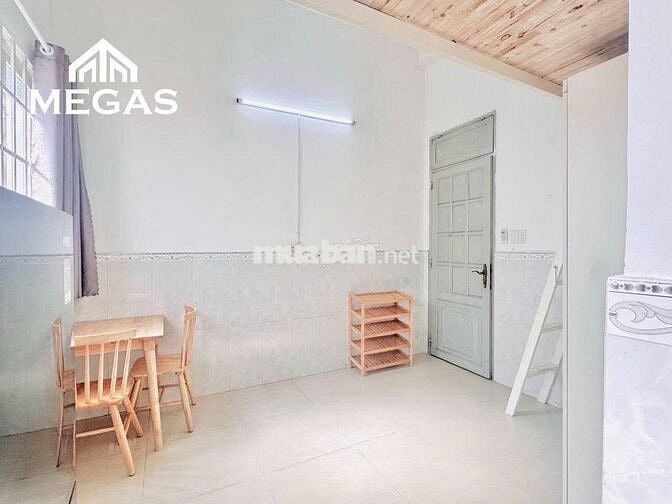 Phòng gác, cửa sổ trời, rộng 30m2- cách đại học Kinh Tế Luật 700m