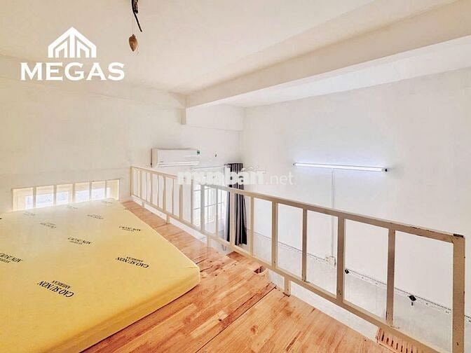 Phòng gác, cửa sổ trời, rộng 30m2- cách đại học Kinh Tế Luật 700m