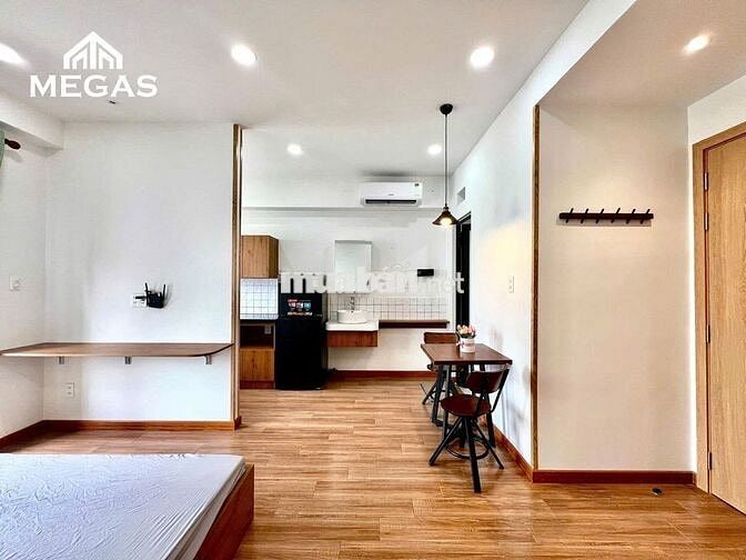SIÊU PHẨM STUDIO - FULL NỘI THẤT - BAN CÔNG NGAY CÔNG VIÊN LÀNG HOA