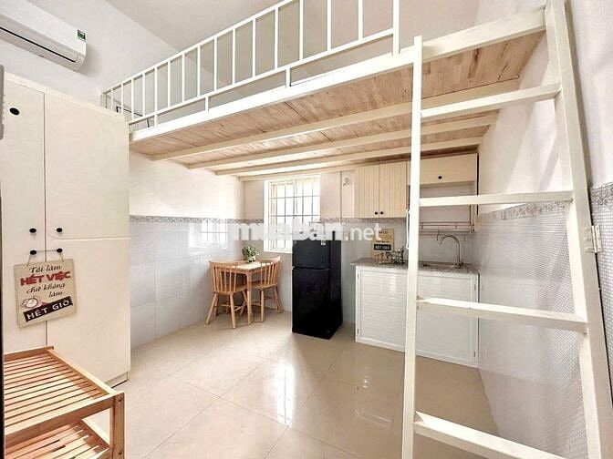 Phòng gác, cửa sổ trời, rộng 30m2- cách đại học Kinh Tế Luật 700m