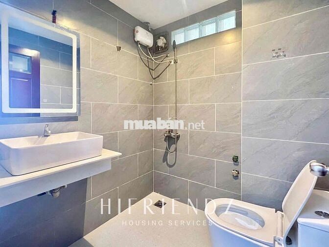 phòng ban công tại mặt tiền Khánh Hội trung tâm Q4