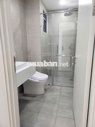 CHO THUÊ CĂN HỘ MỚI TẦNG CAO CÓ NỘI THẤT CƠ BẢN RÈM - DÀN PHƠI