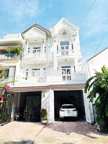 Nhà 2 lầu tuyệt đẹp full nội thất KDC Hồng Phát