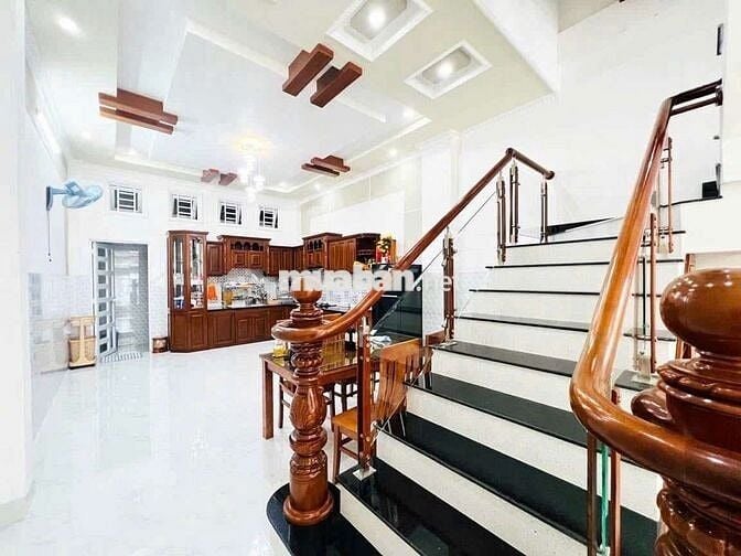 Nhà 2 lầu tuyệt đẹp full nội thất KDC Hồng Phát