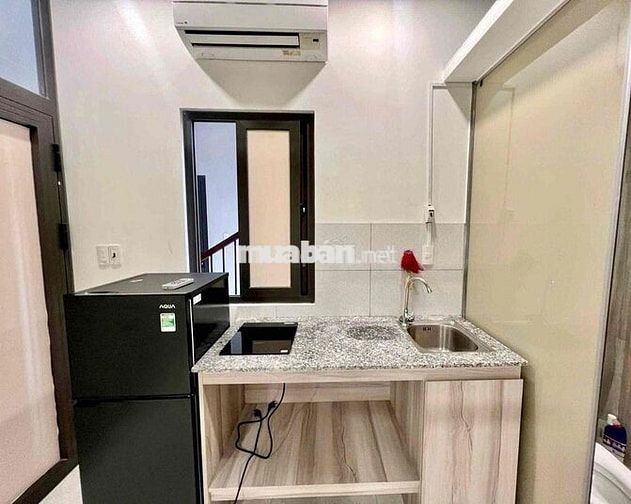 CHO THUÊ PHÒNG GÁC - NHÀ THANG MÁY - GẦN VÒNG XOAY DÂN CHỦ